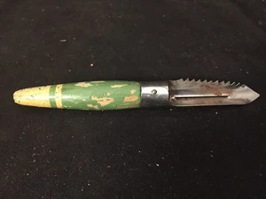 Utensilio de cocina vintage pelador rebanador de manzana con mango de madera verde - Imagen 1 de 10