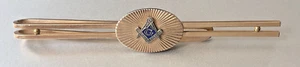 Vintage MASON o MASONIC TIE BAR CLIP CLASP: attraente; tono oro realizzato da Krementz - Foto 1 di 2