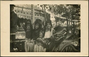 RPPC 3 Ladies Spanish Mantillas Attire Car Festival Vintage Carte Postale Unused - Picture 1 of 2