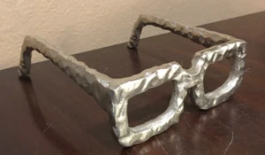 Grande scultura artistica occhiali da vista in metallo martellato argento - Foto 1 di 3