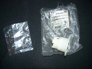 NEW Bryant 7466N Locking Male Base 15A 2P 2W 125V Electrical Plug Receptacle - Picture 1 of 3