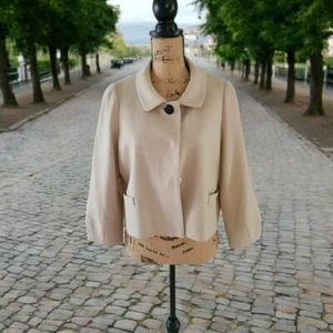 Chaqueta Blazer Jackie O. Recortada en Tostado - Imagen 1 de 6