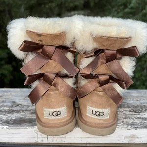 Botas UGG Genuinas Marrón Piel de Oveja Bailey Bow II Suela Treadlite Niña Talla 3 - Imagen 1 de 9