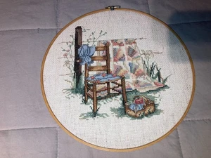 Vintage fertige Kreuzstich Bilder 10" Quilt/Zaun/Stuhl (Paar) - Bild 1 von 2