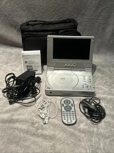 Lettore DVD portatile Polaroid PDV-0700 7" vintage con accessori funziona 🔥1 proprietario - Foto 1 di 10