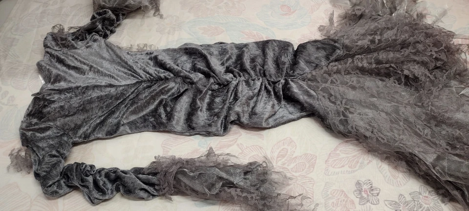 Gris Elegante Disfraz de Bruja Niñas Pequeñas Talla 8 CAPAS DE TUL En Personaje NUEVO Foto 1 de 4