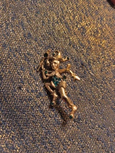 Spilla Joker Giullare Vintage Tono Oro e Pietra Verde Vintage Martedì Grasso  - Foto 1 di 5