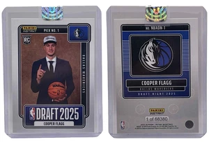 2025-26 Panini Instant #NBADN-1 Cooper Flagg DALLAS Rookie Card (RC) - Foto 1 di 3