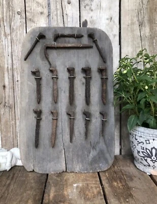 Rarität Antik Sammlung von antiken Eisenbahn Schwellen Gleis-Nägel a. Holztafel - Bild 1 von 4