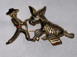 Goldfarbene Anstecknadel ~ Made in Spain ~ geprägt ~ Mann & hartnäckiger Esel ~ Burro Pantolette - Bild 1 von 4