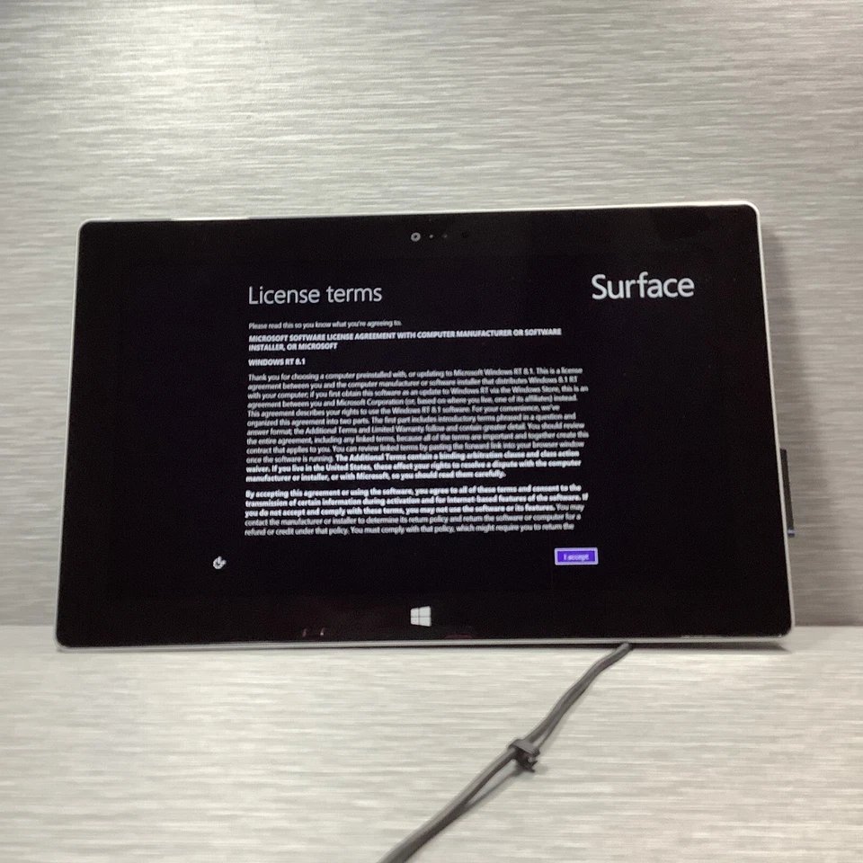 Microsoft Surface 2 10.6" 1572 Tablet 1.7GHz 2GB 32GB WINDOWS 8 [NO HOLD CHARGE] - Image 1 of 4