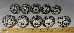 Pomelli per cassetti armadio ceramica floreale vintage lotto di 10 bianco sporco e nero - Foto 1 di 16