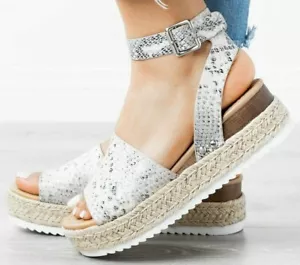 Sandalias de forma plana SODA Topic talla 5,5 pitones beige correa de hebilla tejida - Imagen 1 de 5