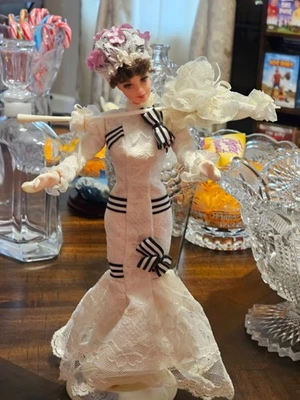 Muñeca Barbie como Eliza Doolittle en My Fair Lady Hollywood Legends Mattel Foto 1 de 4