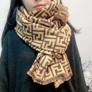Sciarpa avvolgente in cashmere con lettera nuova preferita SCEGLI COLORE - Foto 1 di 3