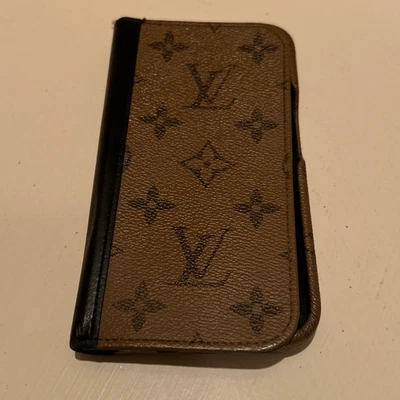 Louis Vuitton Monograma Reverso Lona iPhone 14 Estándar Folio Estuche Billetera Bronceado Foto 1 de 4