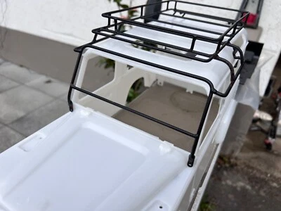 LANDROVER DEFENDER D90 SCALE KARO + ANBAUTEILE + STAHLROHRKÄFIG 1:10 UVP 192,50€ - Bild 1 von 4