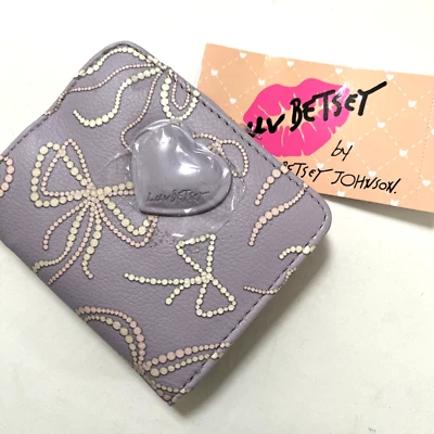 NUEVO CON ETIQUETAS BETSEY JOHNSON Estuche para Tarjetas Doble Cartera Perla Arcos Corazón Lila Púrpura Foto 1 de 4