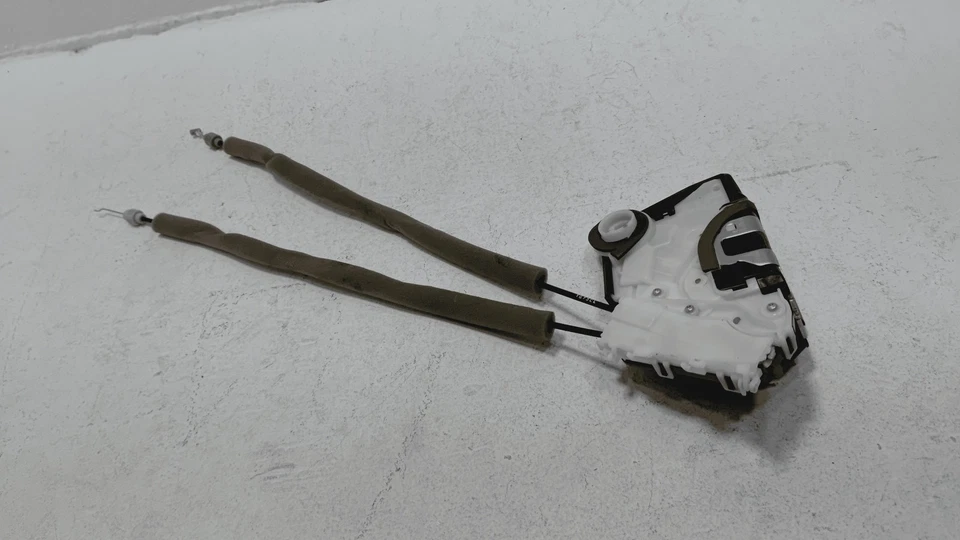 Actuador de cierre de puerta de pasajero delantero derecho Honda Pilot 2016-22 con cable OEM Foto 1 de 4