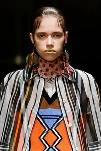 PRADA S/S 2016 RUNWAY Fuchsia Pom-Pom Rosette Mesh Small Dickey Bib Scarf NWT - Picture 1 of 11