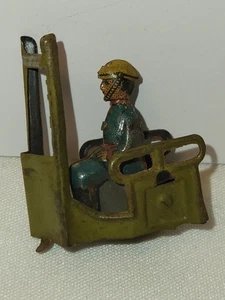 Antigua pieza de juguete alemana de centavo de hojalata - hombre con casco para vehículo de construcción - Imagen 1 de 4