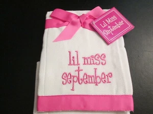 "Pequeña Miss September"" Paños de eructo, Juego de 2, Nuevo con etiquetas - Imagen 1 de 3
