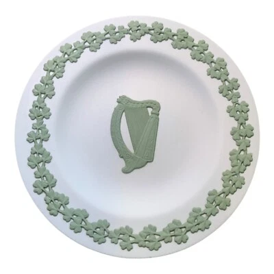 Wedgwood 反向绿色白色碧玉器皿爱尔兰竖琴三叶草饰品盘 4 1/4 英寸 — 第 1/4 张图片