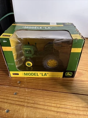 1942 John Deere LA tractor + Cultivator SPECCAST 1/16 diecast farm toy B11Z - Image 1 of 4
