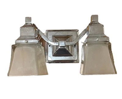 Iluminación Hampton Bay, luz de tocador de baño de vidrio esmerilado plateado de 2 luces Foto 1 de 4