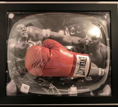 Handsignierten Boxhandschuh von Mike Tyson im Bilderrahmen - Bild 1 von 4