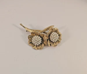 BSK Signed Seed Pearls Gold Tone Flower Brooch Pin Vintage - Picture 1 of 6