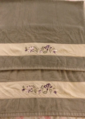 2 TOALLAS DE BAÑO IMPERIAL BY 1888 MILLS OLIVA OSCURO FLORAL BORDADO 27" X 48" Foto 1 de 4