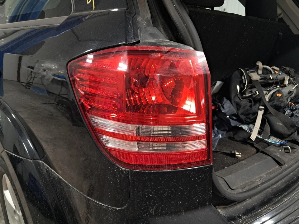 二手左尾灯总成 适合:2013 道奇 Journey 带 LED 灯 25 美分锅 — 第 1/4 张图片