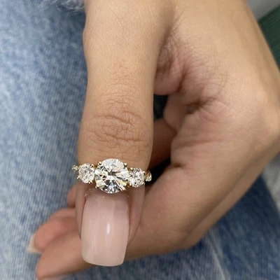 Anillo de diamantes E VS1 IGI certificado redondo 2,2 quilates trilogía de oro amarillo de 18 quilates creado en laboratorio Foto 1 de 4