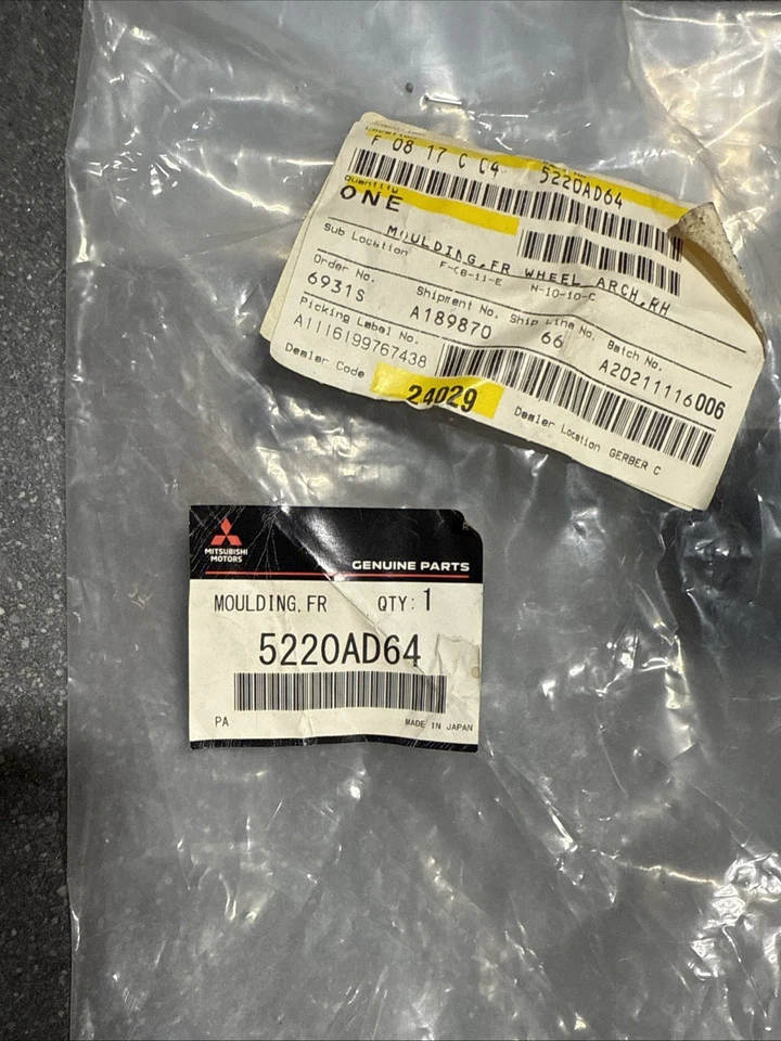 Moldura de arco de rueda delantera derecha OEM 2018-20 Mitsubishi Outlander Sport 5220AD64 Foto 1 de 4