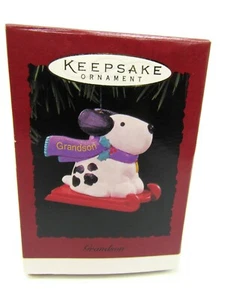 Neu im Karton 1996 Hallmark Andenken Ornament handgefertigt Enkel Hund auf rotem Schlitten - Bild 1 von 8