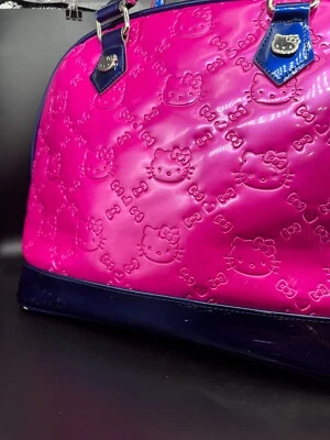 LEER Bolso de Mano Grande Loungefly Loves Hello Kitty Repujado Rosa y Azul Caliente Foto 1 de 4