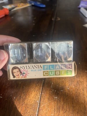 Sylvania Flash Cubes Magicubes 3 Cubos 12 Flashes de Punto Azul, Nuevo Stock Antiguo Años 70 Foto 1 de 3