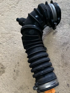RENAULT TWINGO AIR INTAKE PIPE HOSE III 1.0 PETROL MANUAL (2014-2019) 165785277 - Picture 1 of 10