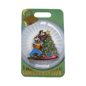 Disney Parks 2018 Happy Holidays Disneyland Resort Pin - Goofy and Max - Bild 1 von 3