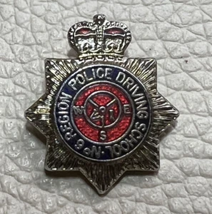 RARO NO. Solapa insignia 6 ESCUELA DE MANEJO POLICÍA REGIÓN  - Imagen 1 de 3