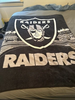 Vintage Raiders Throw Blank 65"x"50 preto e prata. - Imagem 1 de 3
