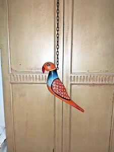 VINTAGE STIL HÄNGENDER HANDBEMALTER INDISCHER PAPAGEI AUS HOLZ - Bild 1 von 14