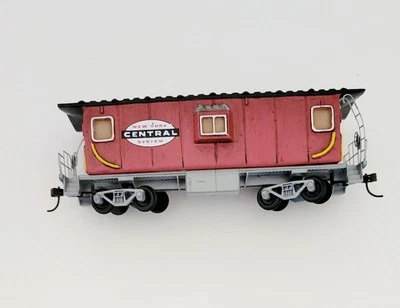 HAWTHORNE VILLAGE NEW YORK CENTRAL HO SCALE CABOOSE FROM GREATEST RR COLLECTION - Image 1 of 4