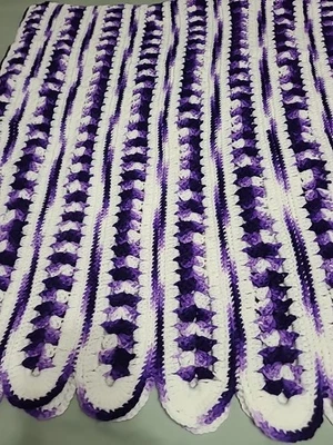 MÃO CROCHÊ VINTAGE Branco/Multi Tons de Roxo Listrado Design Lance/Afegão - Imagem 1 de 4