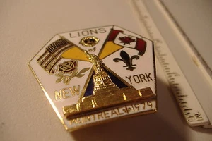 ~LIONS OF NEW YORK~MONTREAL 1979~ LIONS PIN~STATUE OF LIBERTY & FLAGS~ - Picture 1 of 2
