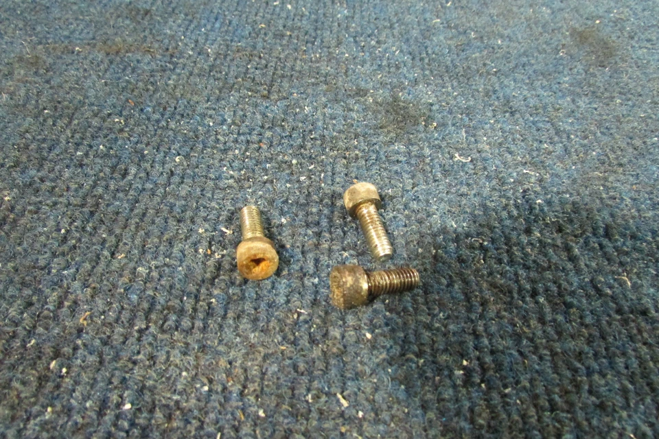 OEM DUCATI INDIANA 650 350 1987 87 CUBIERTA DE PIÑÓN DE MOTOR ACCESORIOS DE MONTAJE Foto 1 de 1