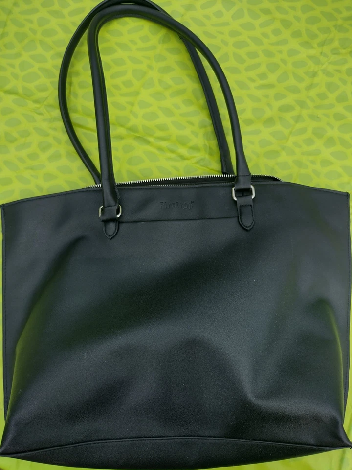 Bolso de Mano Firetrap - Negro Elegante con Bolsillo Lateral y Bolsillo Interior con Cremallera Foto 1 de 4