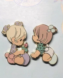 NWOT Precious Moments Set Of 2 Pins. - Bild 1 von 5
