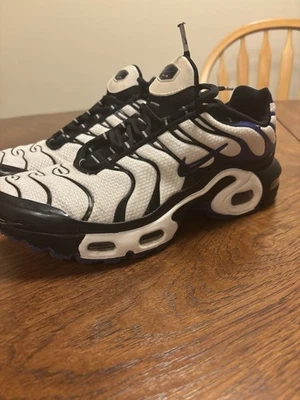 Nike Air Max Plus TN CD0609-104, белые, черные, синие, размер 7Y — бывшие в употреблении - Изображение 1 из 4